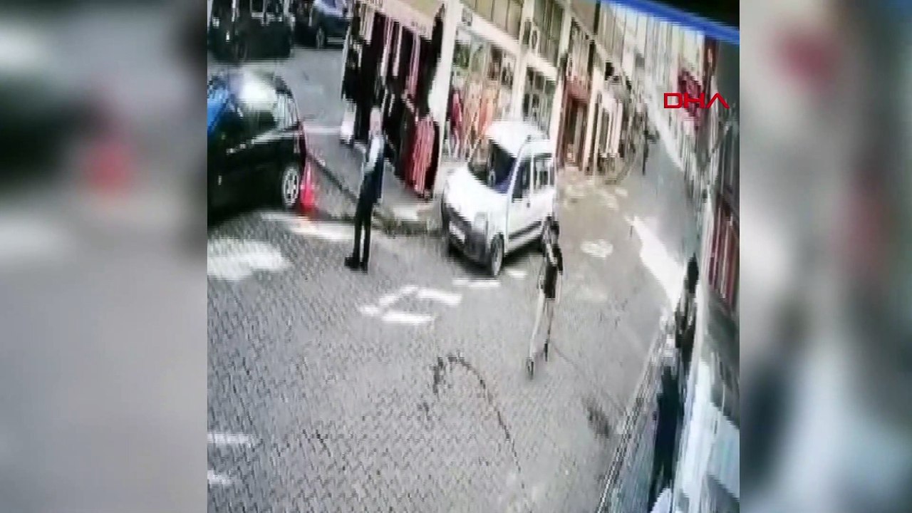 El freni çekilmeyen aracın geri geri kaydığı anlar kameraya yansıdı