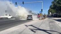 Otomobildeki yangına, yoldan geçen yangın söndürme cihazı firması yetkilileri müdahale etti