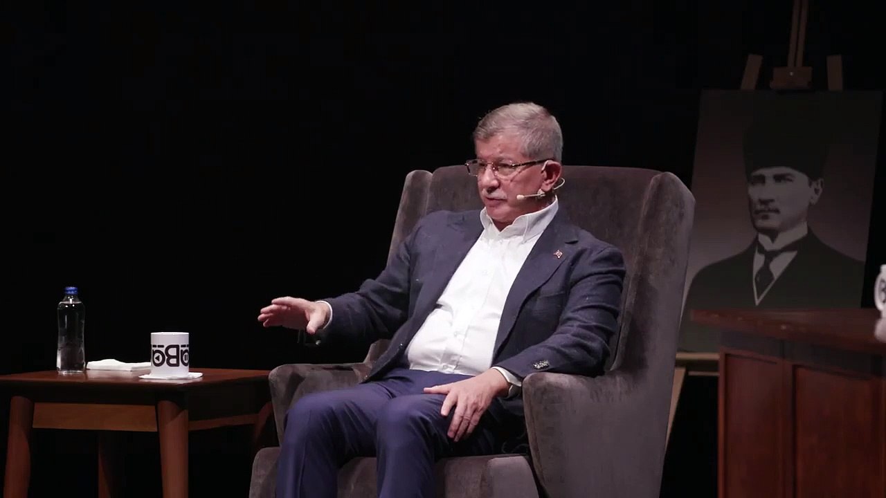 Ahmet Davutoğlu, Terör örgütü elebaşı Gülen için "Hocaefendi demedim, ne konuştuğumu bilirim" demesi sonrası izleyiciler Ahmet Davutoğlu'nun Türkçe Olimpiyatları'ndaki konuşmasını dinletti.