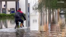 Chuvas fortes deixam ruas alagadas e carros bloqueados na Sicília