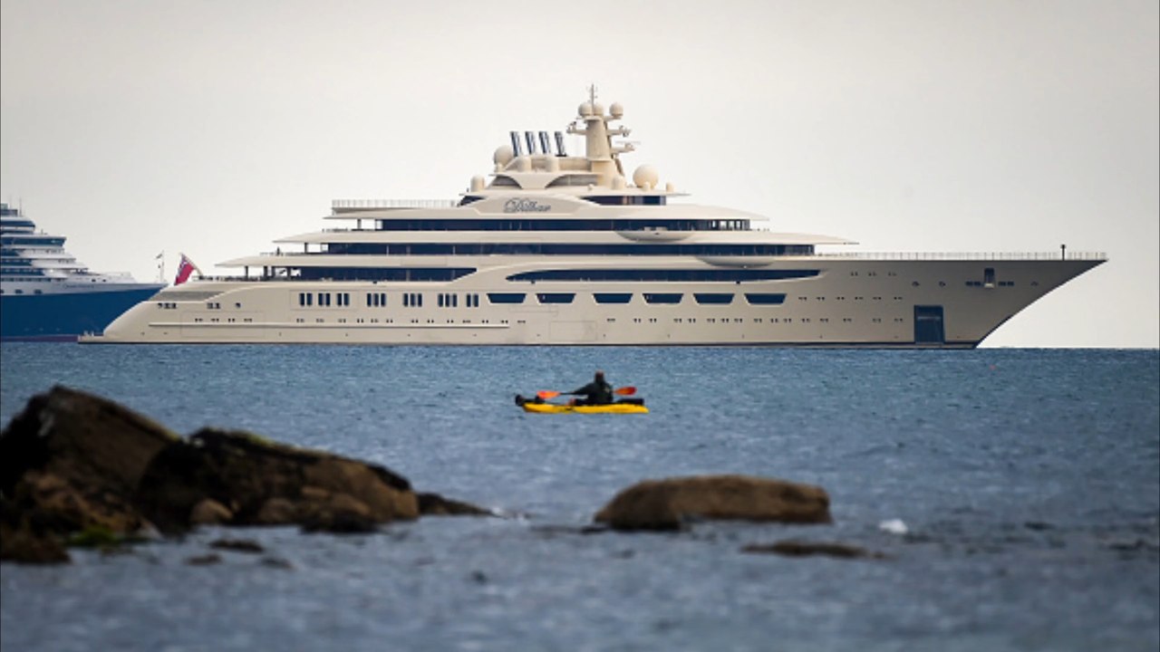 Deutsche Ermittler durchsuchen Mega-Yacht von Putin-Freund