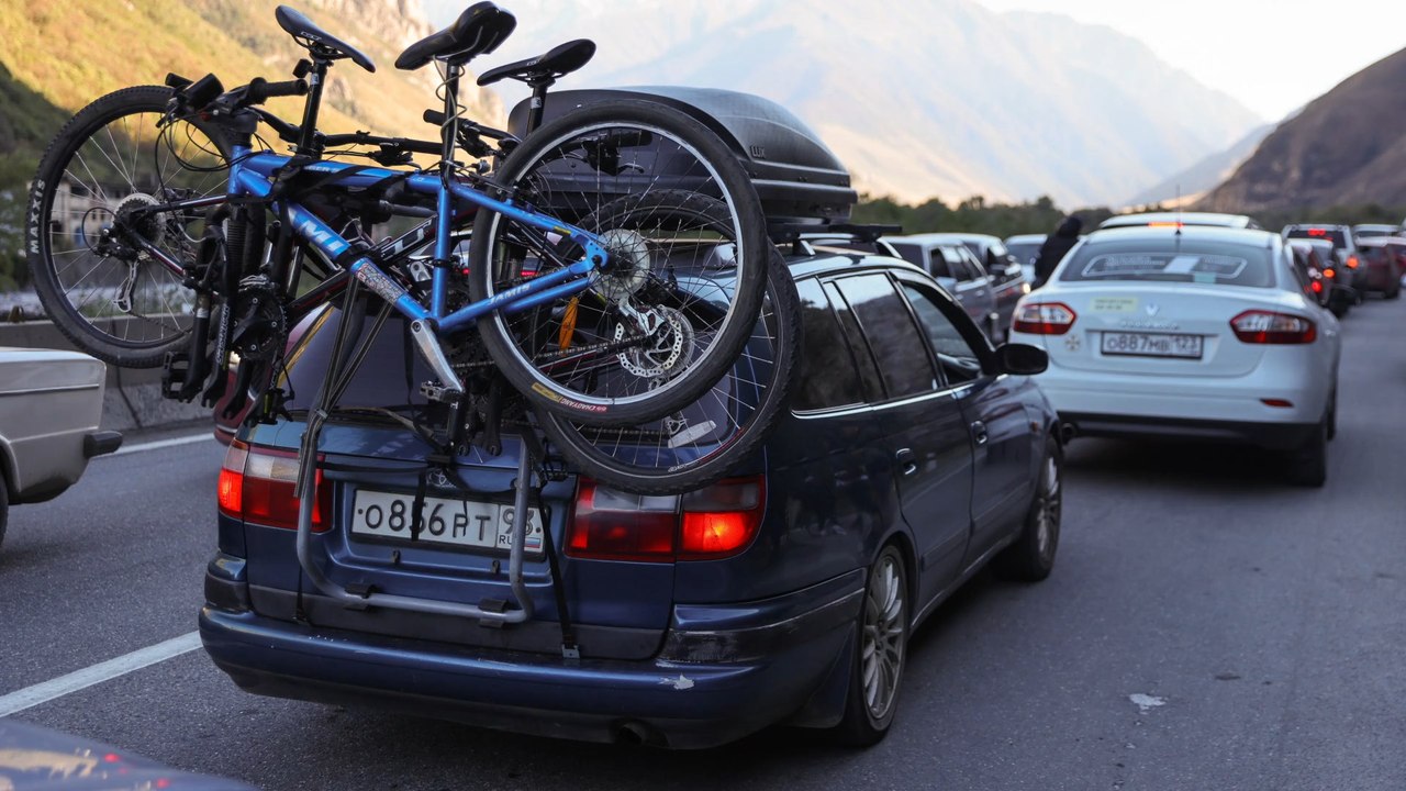 Fliehende russen bekommen offenbar einberufung an grenze ausgehändigt