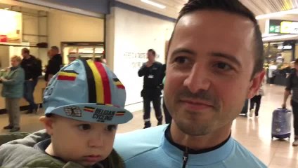 Le nouveau champion du monde Remco Evenepoel accueilli en héros à l'aéroport (3)
