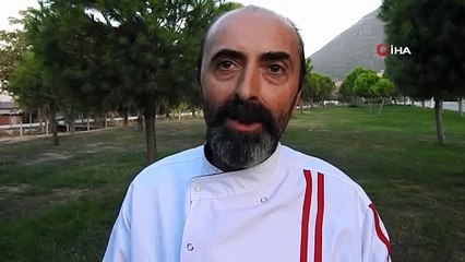 Spil Dağı Milli Parkının Restoran Şefinin Geyikle Olan Muhabbeti Sosyal Medyada Gündem Oldu!