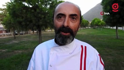 Restoran şefinin geyikle muhabbeti güldürdü