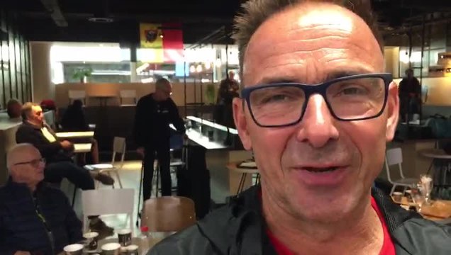 Patrick Evenepoel à l'aéroport pour accueillir son fils Remco, champion du monde