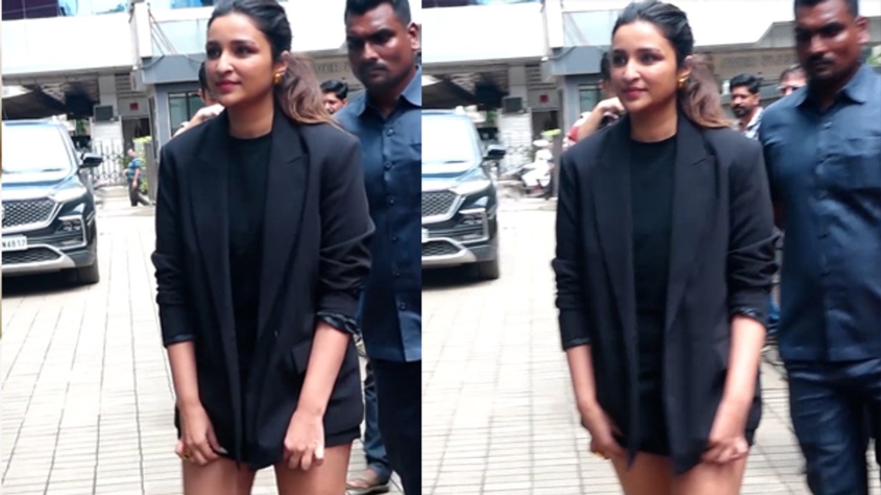 Parineeti Chopra Short Black Dress पहन हुई Uncomfortable,बार बार Dress Adjust करते...|*Entertainment