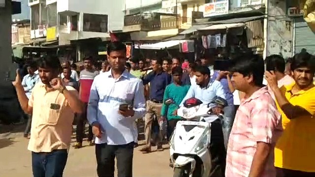 दौसा . चोरों ने मचाई धमाचौकड़ी, विरोध में बाजार बंद कर थाने के सामने धरना चार दुकानों में वारदात, लाखों का माल पार