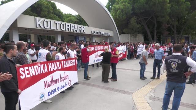 İzmir haberleri! İzmir'de İşten Atılan Sigara Fabrikası İşçileri Eylemde: Karın Tokluğuna Çalışmaya Mahkum Edildik