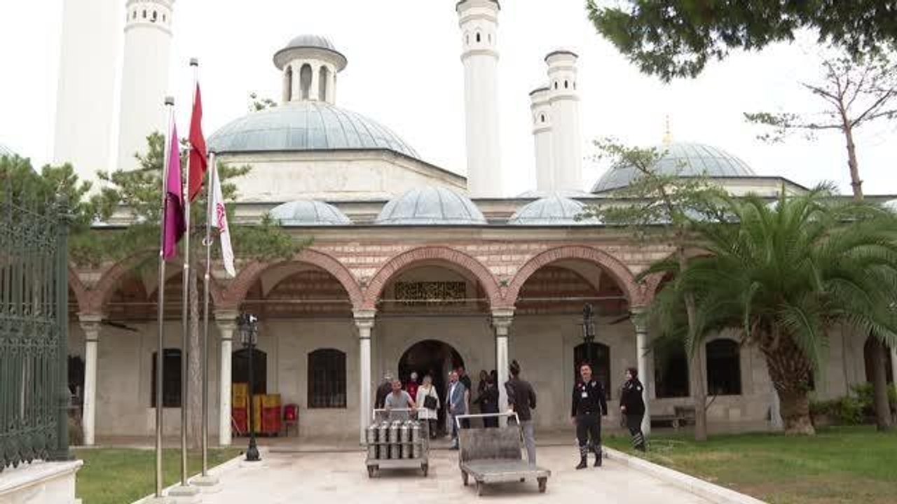 Bosna Hersekli öğrenciler Eyüp İmareti aşevi hizmetlerine katıldı