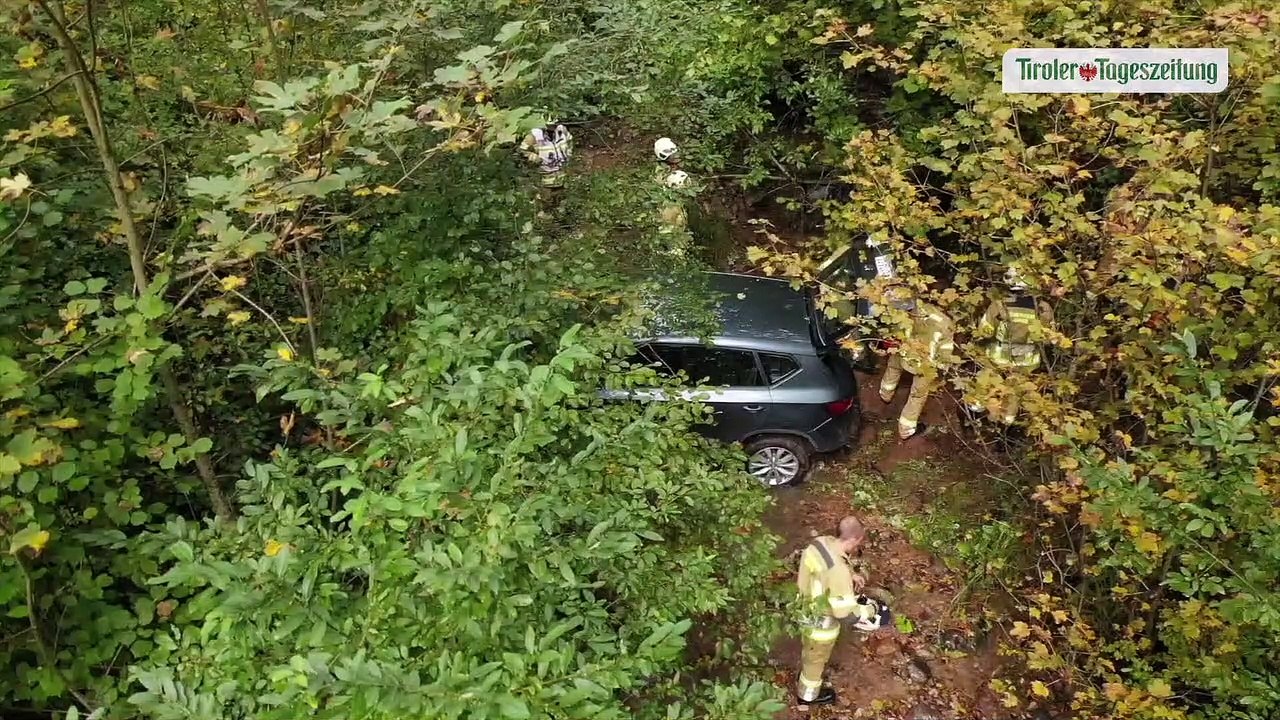 Auto stürzte in Going über Abhang: Lenker lief hinterher und verletzte sich