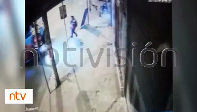 Cámaras captan el momento en que una motociclista sufrió un accidente de tránsito