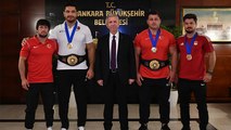 Mansur Yavaş, ASKİ Spor Kulübü'nün dünya şampiyonu olan milli güreşçileriyle bir araya geldi