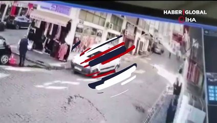 Büyük tehlike! El freni çekilmeden park edilen otomobil rampa aşağıya böyle gitti