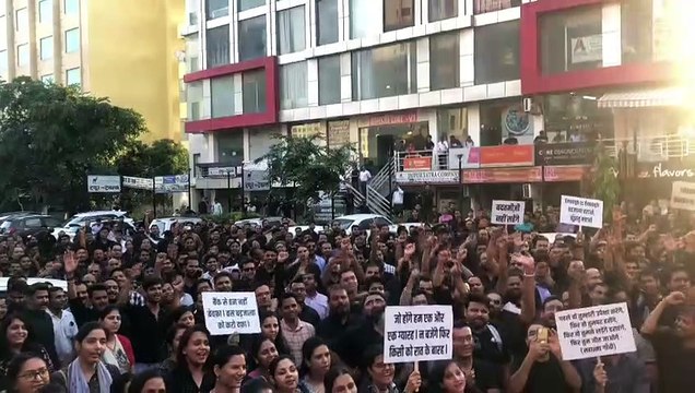 बैंक अधिकारियों ने जताया विरोध, काले कपड़े पहनकर किया प्रदर्शन..