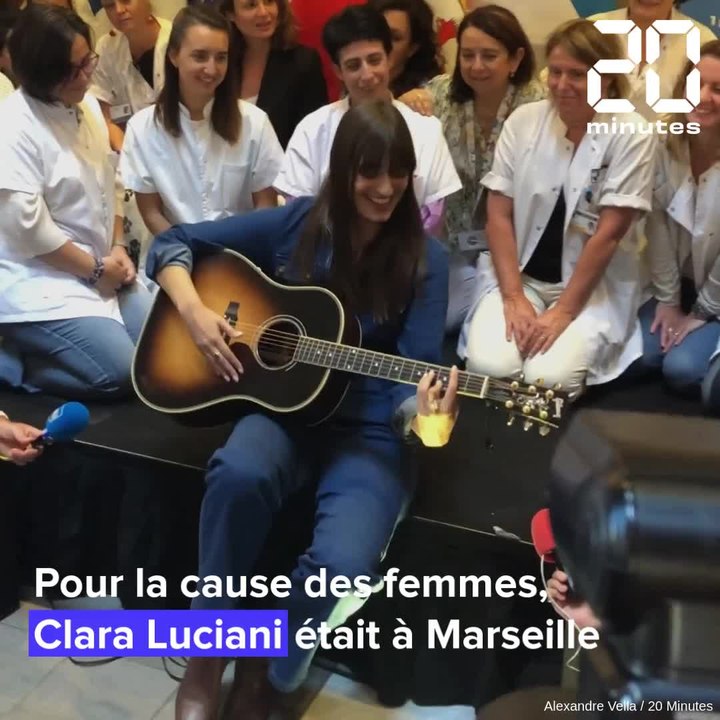 Clara Luciani chante pour la maison des femmes de Marseille