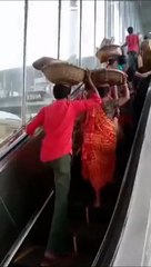 Première fois sur un escalator... pas très concluant