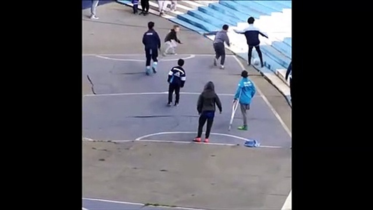 Ce jeune n'a qu'une jambe mais il joue au foot comme un dieu