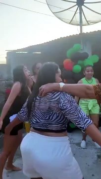 Mulheres caem em fossa em festa de família em Alagoinhas (BA)