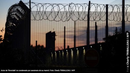 Actor de ‘Riverdale’ es condenado a cadena perpetua por matar a su mamá