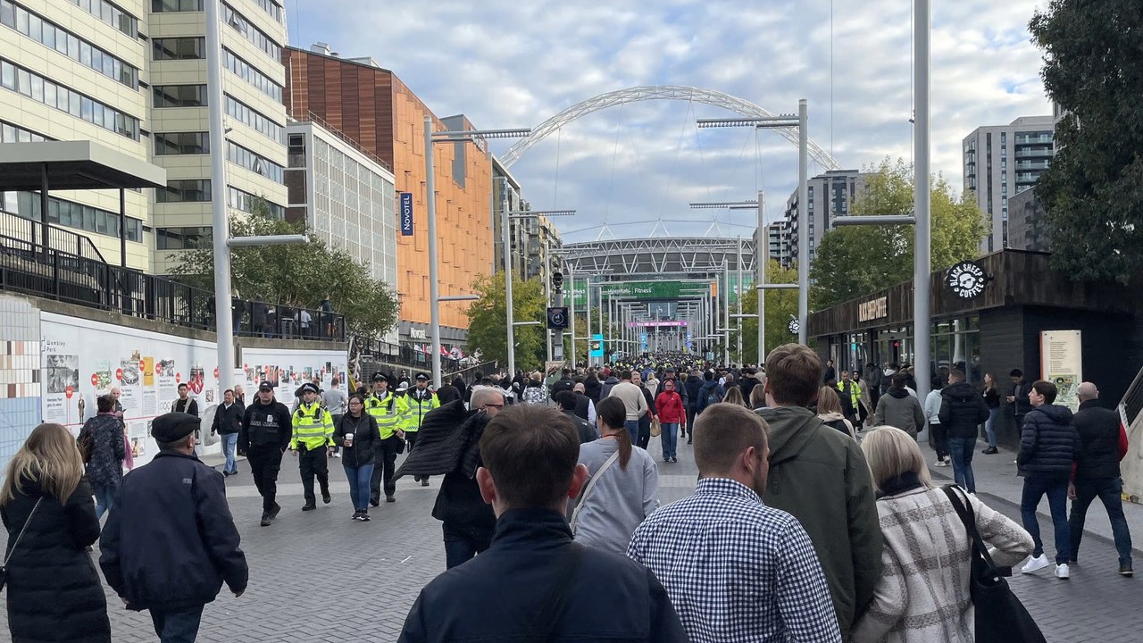 Deutsche Hooligans stürmen Londoner Pub vor Fußballspiel