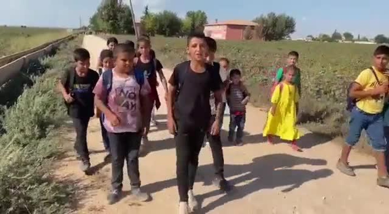 Şanlıurfa gündem haberleri: Şanlıurfa'nın Uluağaç Köyünde Öğrenciler, Komşu Köydeki Okula Yürüyerek Gidip Geliyor: "İki Yıldır Servisimiz Yok. Kışın Çok Zorlanıyoruz.