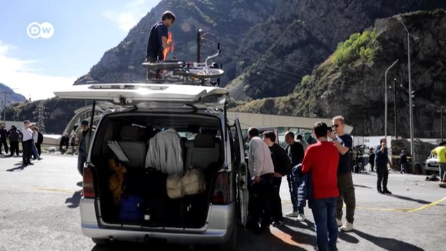 Россияне бегут от мобилизации: репортаж DW с границы РФ с Грузией (27.09.2022)