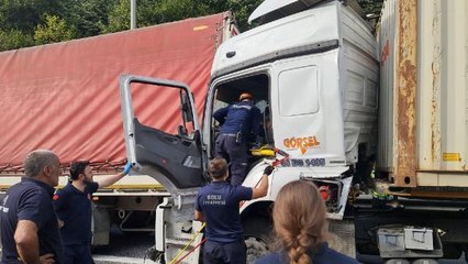 TIR'DA SIKIŞAN SÜRÜCÜ 45 DAKİKADA ÇIKARILDI