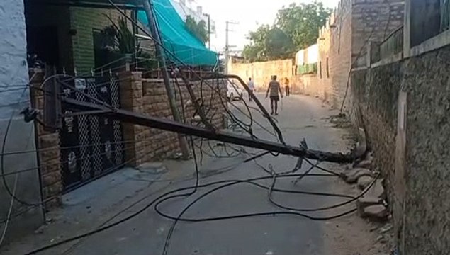 बजरी से भरे डंपर की टक्कर से गिरा बिजली का पोल, देखें Video