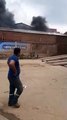 Incendio consume dos autos en un taller mecánico en la zona sur de la capital cruceña