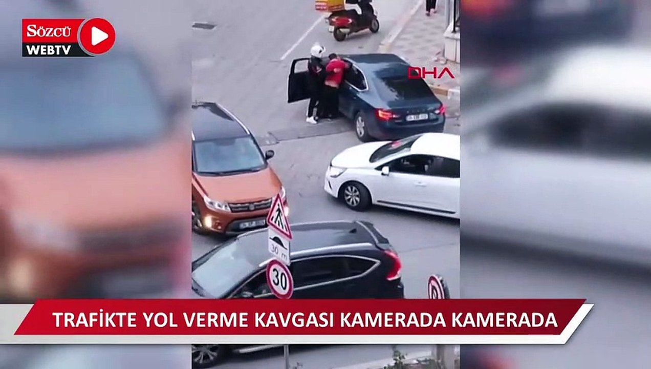 Beylikdüzü'nde iki sürücünün trafikte yol verme kavgası kamerada 