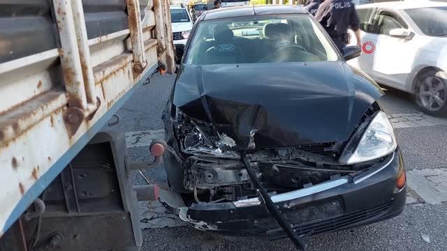 Sağlık çalışanlarının bulunduğu otomobil kamyonla çarpıştı: 2'si hemşire 3 yaralı