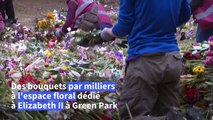 Londres: des bénévoles retirent les fleurs déposées en hommage à la reine