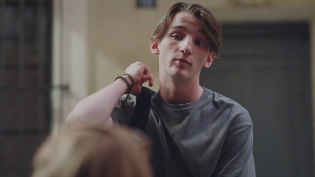 Plus Belle la Vie - Noé et Betty, humiliés sur la place du Mistral