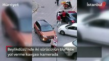 Beylikdüzü'nde iki sürücünün trafikte yol verme kavgası kamerada