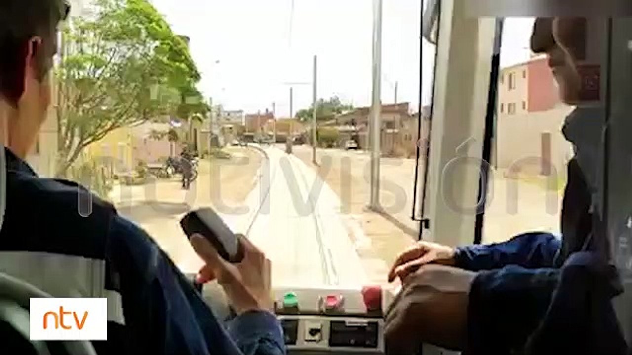 ¿Inconsciencia o Imprudencia?: Pese a las sonidos de alerta un peatón caminó sobre las vías del Tren Metropolitano