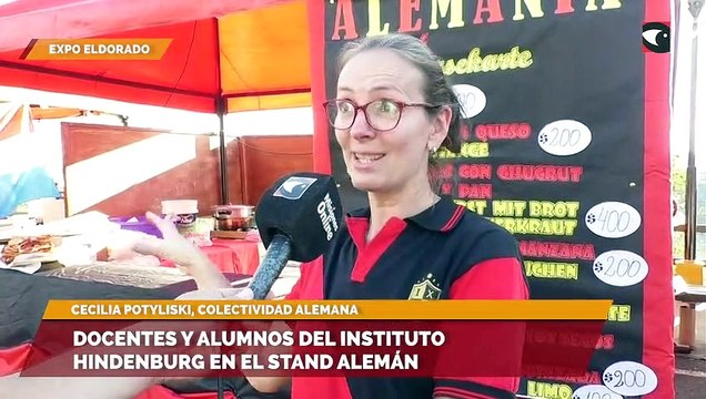 Docentes y alumnos del Instituto Hindenburg en el stand alemán