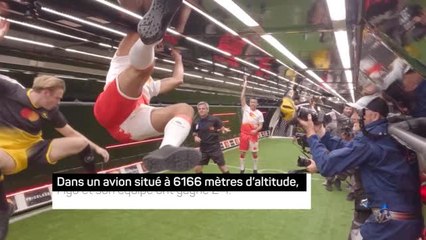 International - Figo dispute un match de football.. en apesanteur