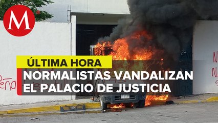 下载视频: Normalistas incendian camines y vandalizan Palacio de Justicia de Iguala, Guerrero