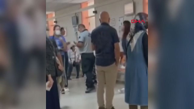 İzmir'de hasta yakını ile doktor arasındaki tartışma kamerada