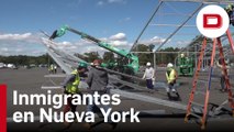 Enormes carpas se levantan en Nueva York ante la oleada de inmigrantes