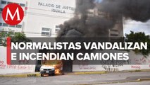 En Guerrero, normalistas queman camiones frente Palacio de Justicia de Iguala