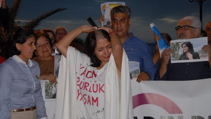 Kuşadası’nda İran protestosu: Dansla ağıt yakıp, saçlarını kesti