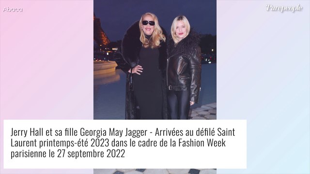 Fashion Week : Carla Bruni-Sarkozy dévoile ses jambes en robe fendue pour Saint Laurent