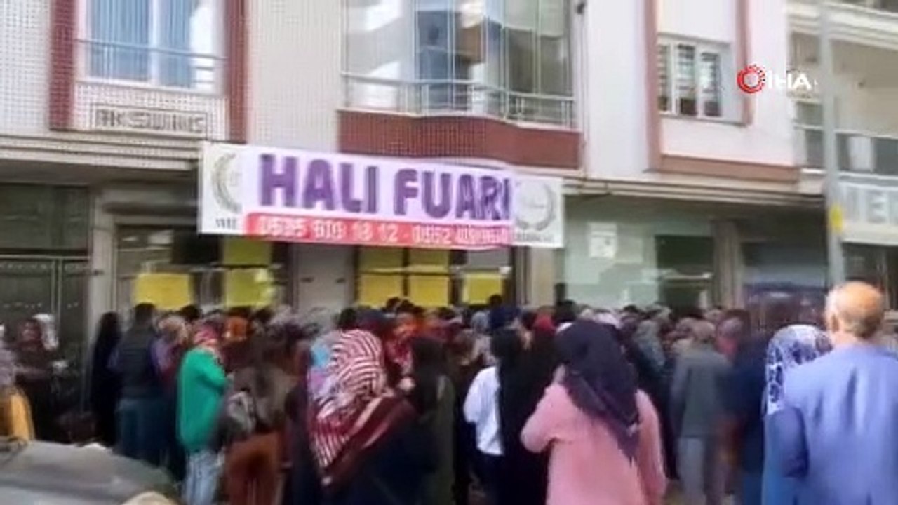 Manisa'da İndirimli Halı Satışı İzdihama Sebep Oldu!