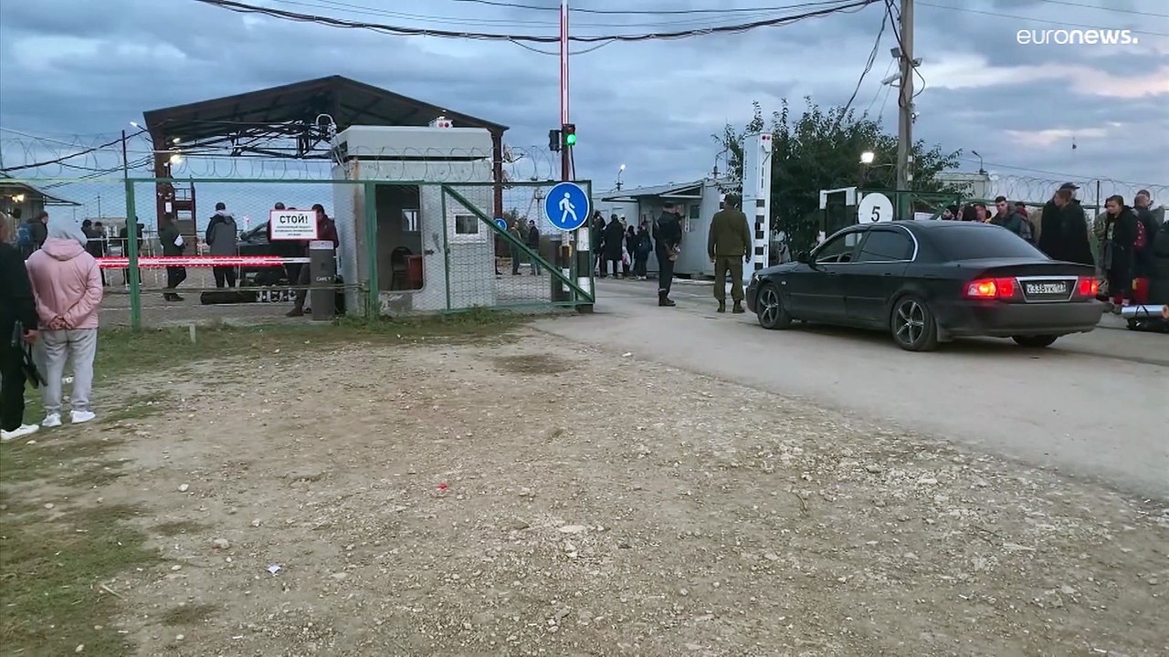 شاهد: هرباً من التعبئة العسكرية.. آلاف الروس يت...