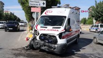 Hasta taşıyan ambulans ile ticari araç çarpıştı: 5 yaralı