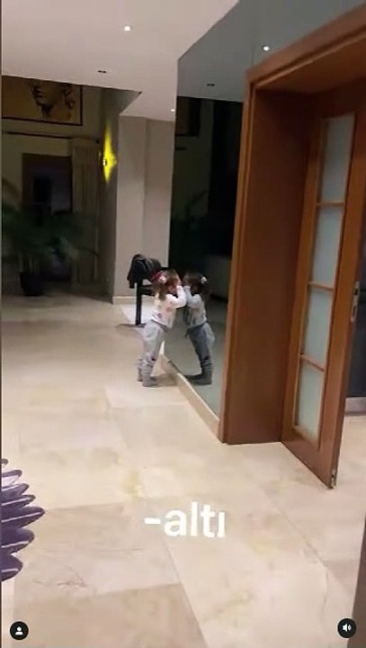 Mavi, la sobrina de Hande Erçel, olvida su enfermedad por unos momentos jugando al escondite
