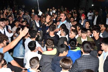 Şırnak'ta şaşkınlık yaratan eğlence! Hayranları kıyafetlerini parçalayıp, ayakkabılarını çaldılar
