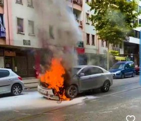 Kırmızı ışıkta bekleyen otomobil alev alev yandı